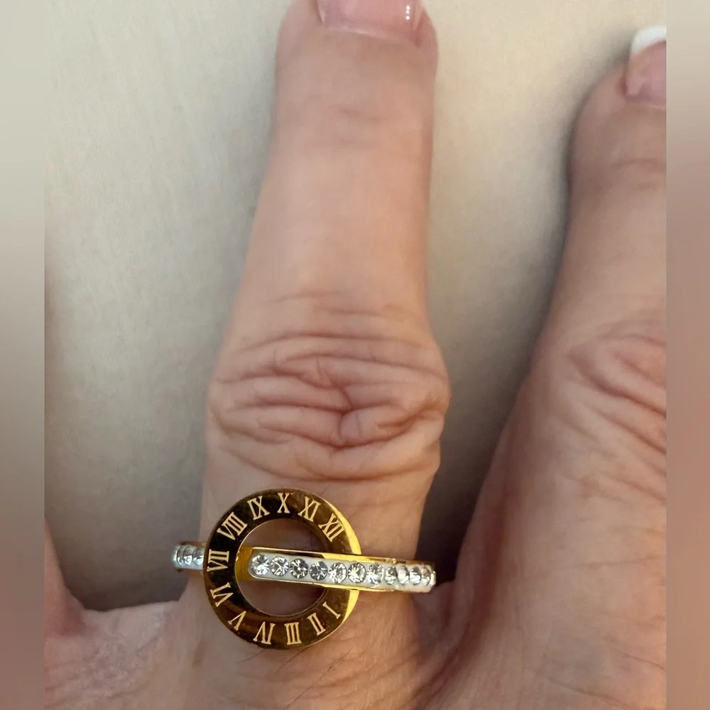 NWT Elegant Gold Stainless Steel Roman Numeral Ring with Zirconias Size 8